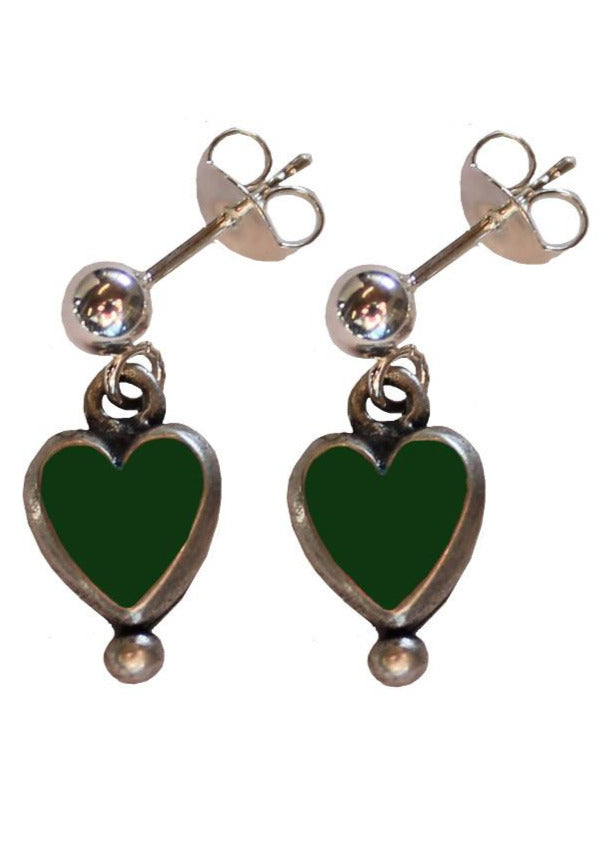 Süße kleine Ohrstecker mit Herzanhänger in der Farbe grün. Die Maße sind ca. 0,8 cm x 0,8 cm. Der Ohrstecker ist au 925 silber und der Herzanhänger aus hochwertigen Metall.