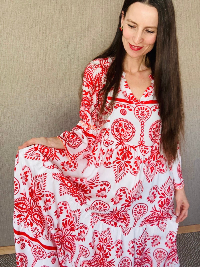 langes schönes und außergewöhnliches Kleid mit roten Mustern 