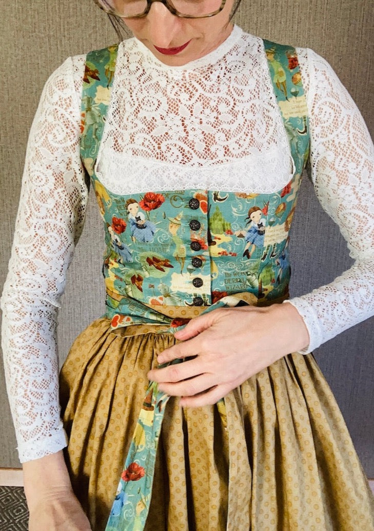 Baumwoll Dirndl im lieblichen Design außergewöhnliches Kleid mit Märchenstoff