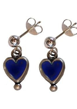 Ohrstecker mit kleinem Herz Anhänger in der Farbe blau. Der Ohrstecker ist aus 925 silber, der Herzanhänger aus hochwertigen Metall. Die Maße vom Herz sind ca. 0,8 cm x 0,8 cm