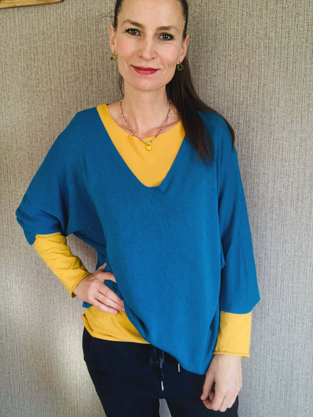 Weiter Strickpulli in blau mit gelb mein herzblut 