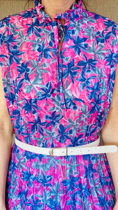Vintage Kleid in Pink mit blauen Blättern Faltenrock und Gürtel.