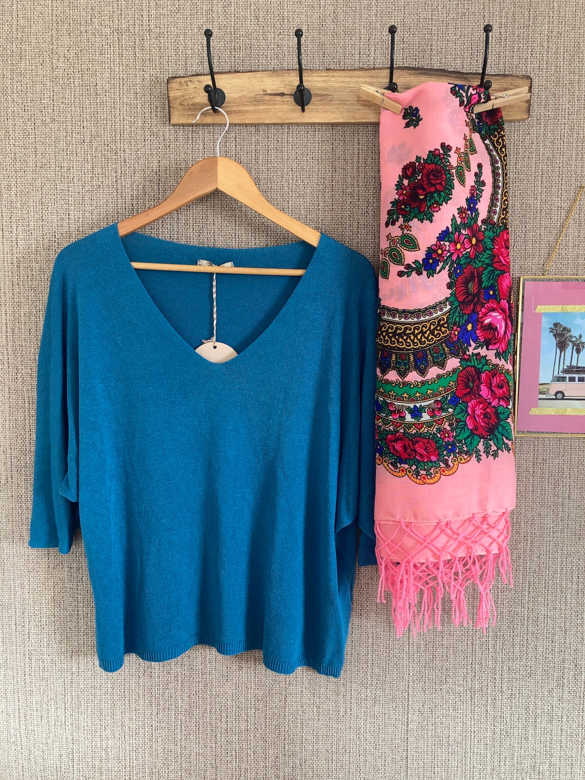 Outfit sweater blue &amp; scarf pink