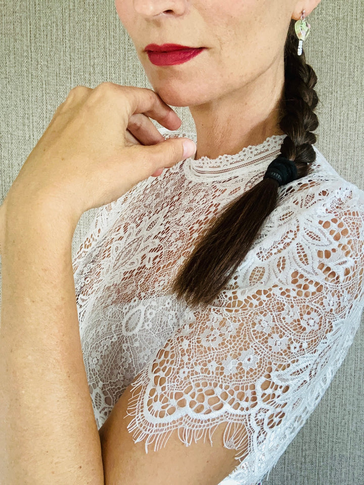 Dirndlbluse Ornament Spitzenbluse reinweiß herzblut Niederbayern