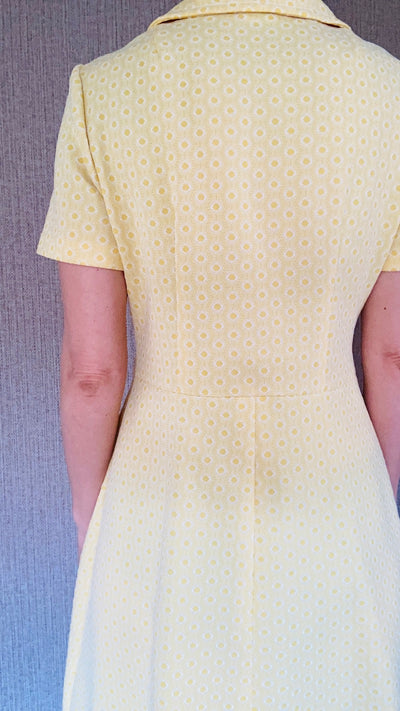 kurzes gelbes Kleid im retro Vintage Stil mit Punkten. 