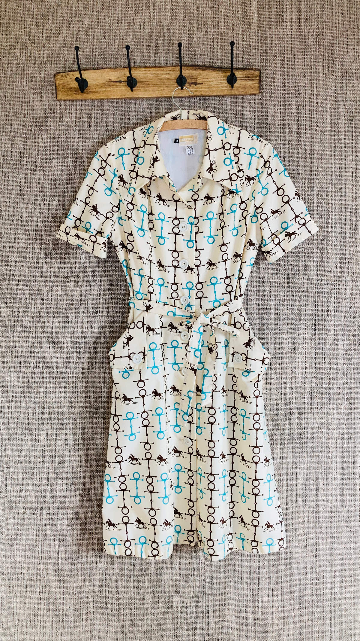 Vintage Retro Kleid mein herzblut mit Kragen und großen Taschen. Beiges Kleid mit Bindegürtel. Niederbayrischer Online Shop.